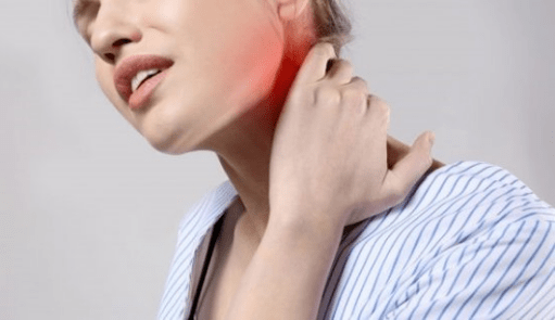 Bei Osteochondrose treten Schmerzen in Nacken und Schultern auf
