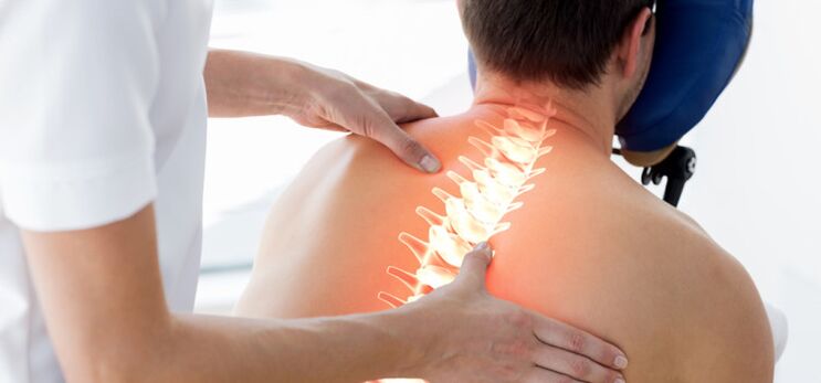 Ein Patient mit Osteochondrose wird von einem Arzt untersucht