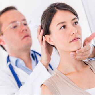 Der Neurologe untersucht einen Patienten mit Nackenschmerzen