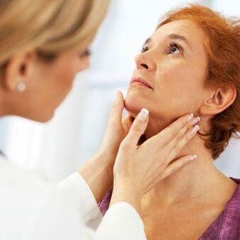Patient mit Schmerzen im vorderen Nackenbereich